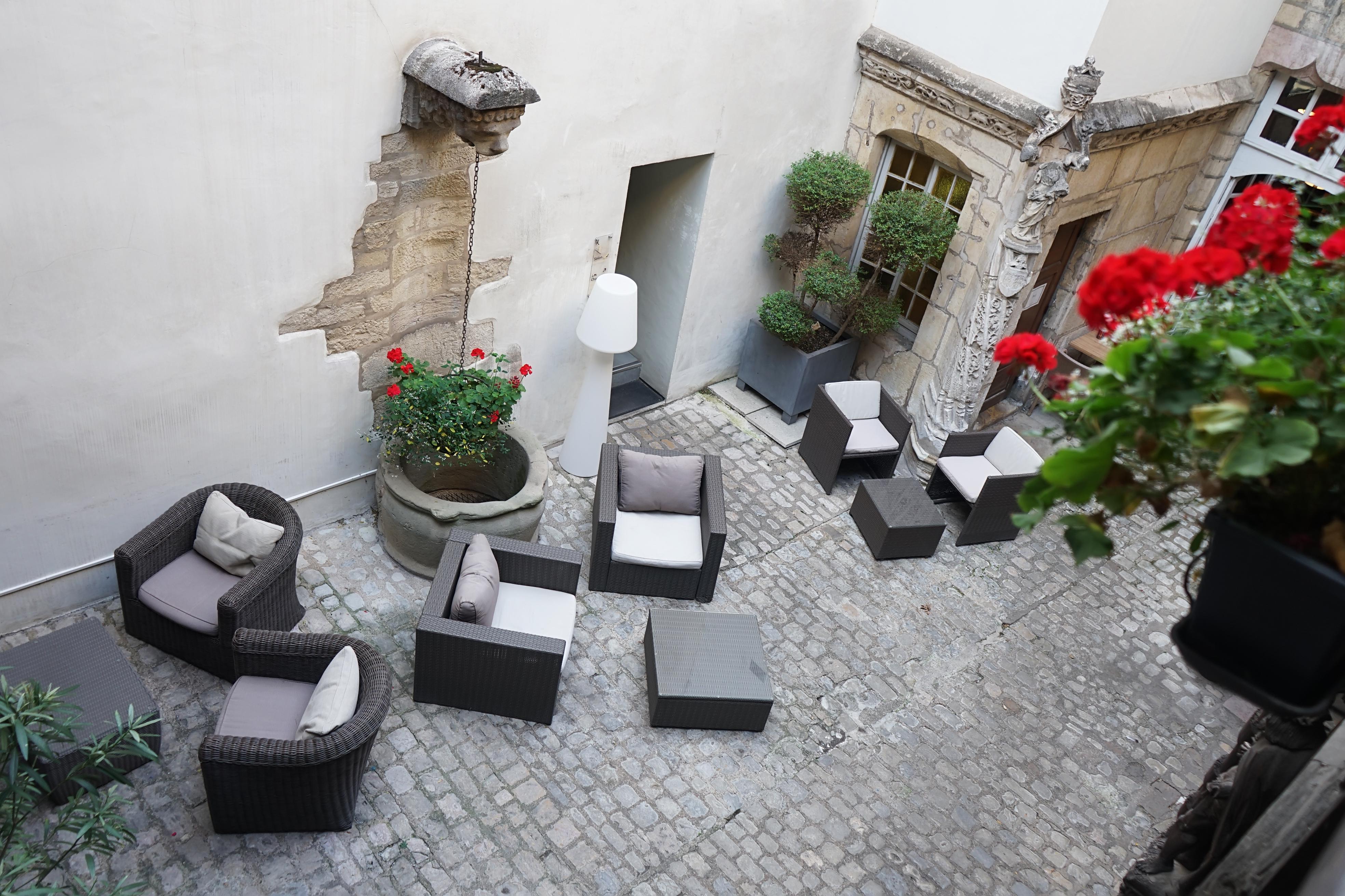 Maison Philippe Le Bon Hotel, Restaurant & Bar Le 19