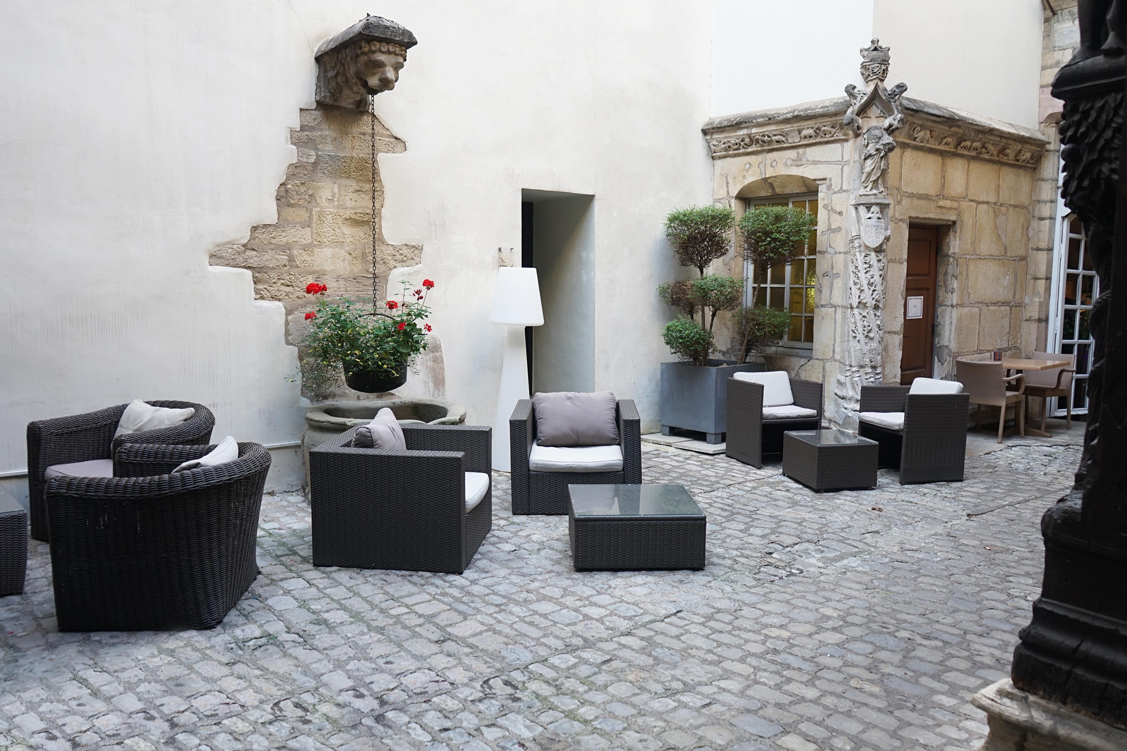 Maison Philippe Le Bon Hotel, Restaurant & Bar Le 19